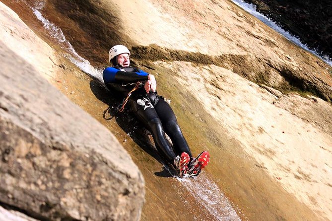 Beginner canyoning in the Starzlachklamm - The 20-meter waterfall rappel