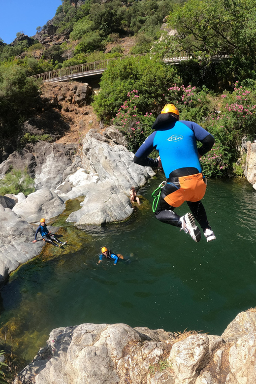 Benahavís: Canyoning Guided Tour at Guadalmina River - Snacks, drinks, and included photos