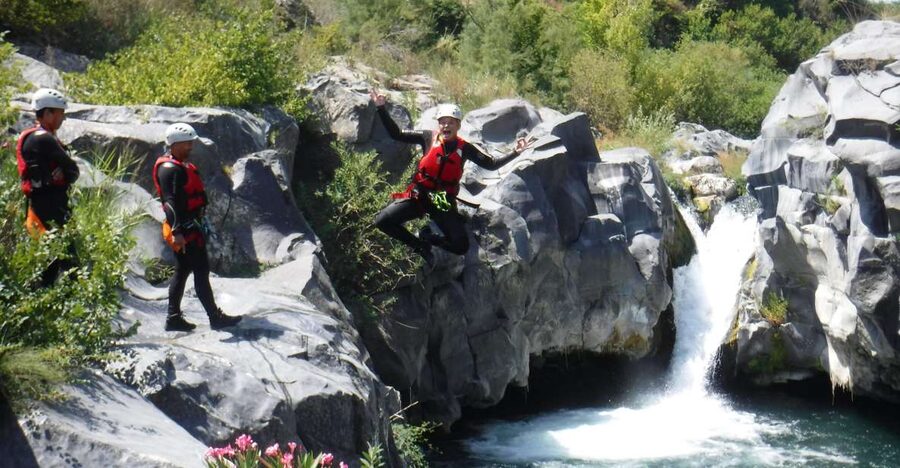 Canyoning and bodyrafting in the Alcantara River - Guide support and group size
