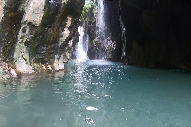 Canyoning in the water - Kourtaliotiko Gorge - Kourtaliotiko Gorge turns into a natural climbing course