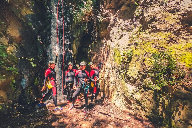 Canyoning with Waterfalls in the Rainforest - Small Groups ツ - The small-group format and guide support