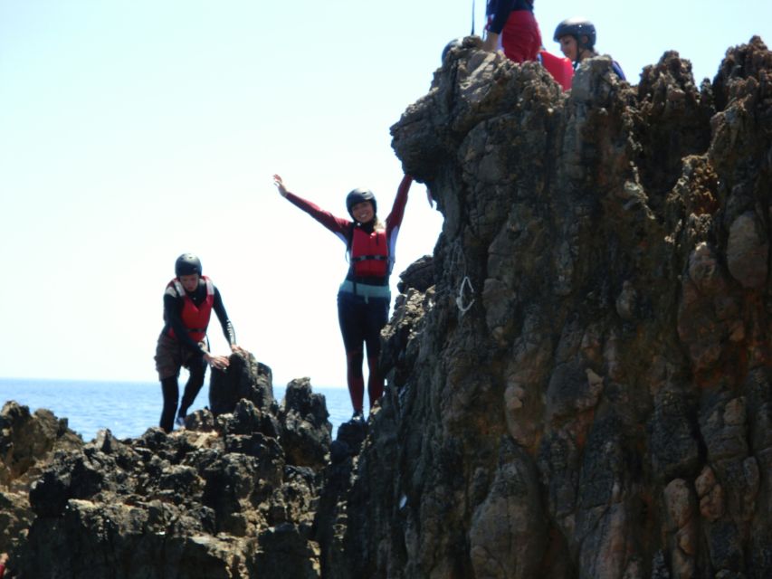 Coasteering Algarve: Cliff Jump, Swim & Climb in Sagres - What the guides add to the experience