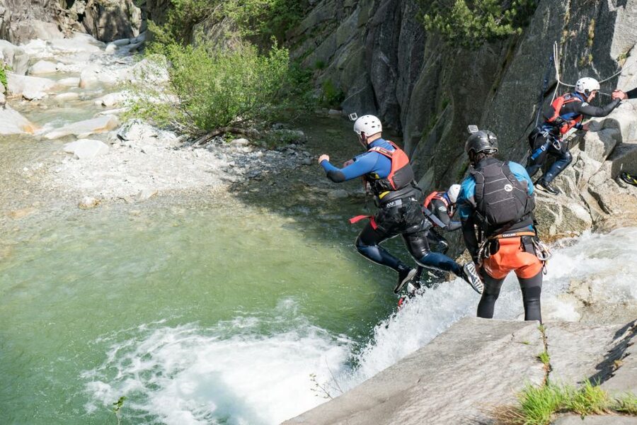From Interlaken: Grimsel Gorge Canyoning Tour - The picnic, showers, and return to Interlaken