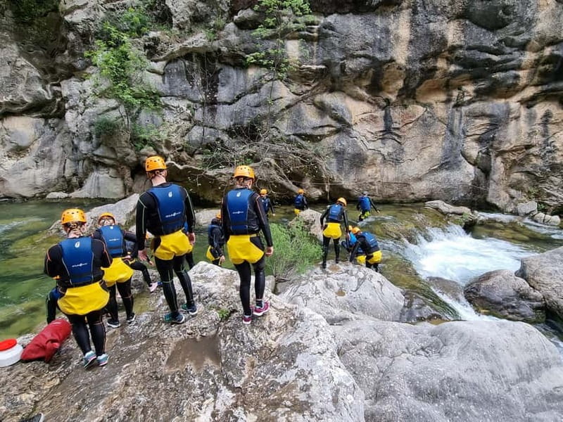 Iz Omisa: Extremni Canyoning na rijeci Cetini/ Free photos - Gubavica Waterfall and the cave behind the falls