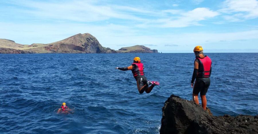 Madeira: Coasteering Tour - A gradual route from swimming to cliff jumps