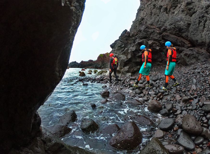 São Miguel: Coasteering Experience in Caloura - Why Caloura makes a good coasteering base